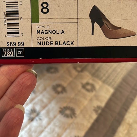 NIB Jennifer Lopez Patent Leatherer Nude & Black 3” Heels Size 8 - Picture 6 of 6